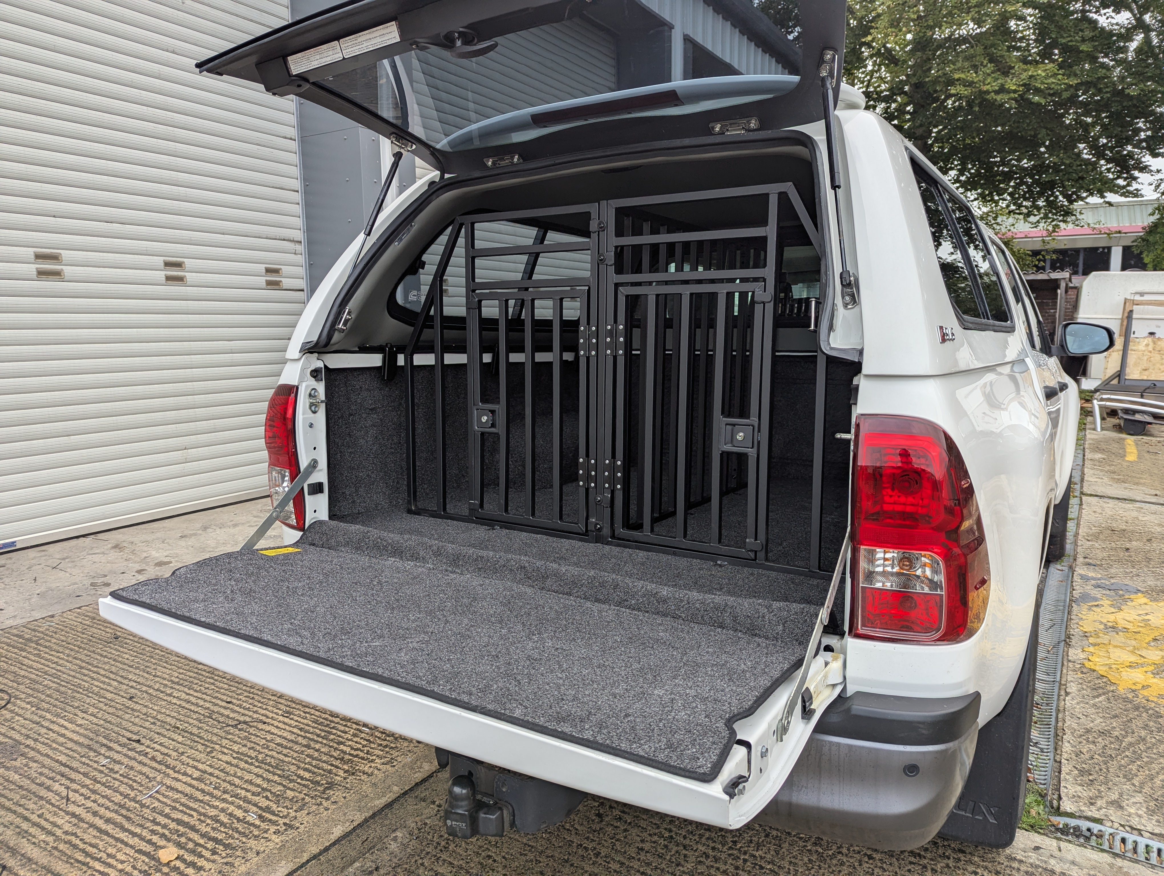 Lockable Dog Cage for Pickup Trucks