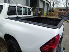 Toyota Hilux MK9  (2016-2018) RetraxONE MX Roller Top Double Cab - Ladder Rack Compatible