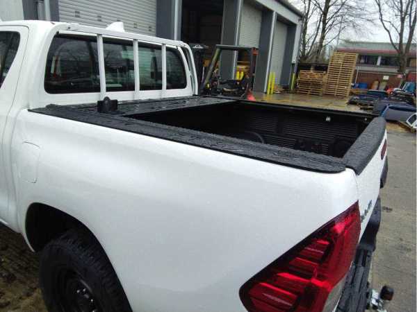 Toyota Hilux MK10  (18-20) RetraxONE MX Roller Top Double Cab - Ladder Rack Compatible